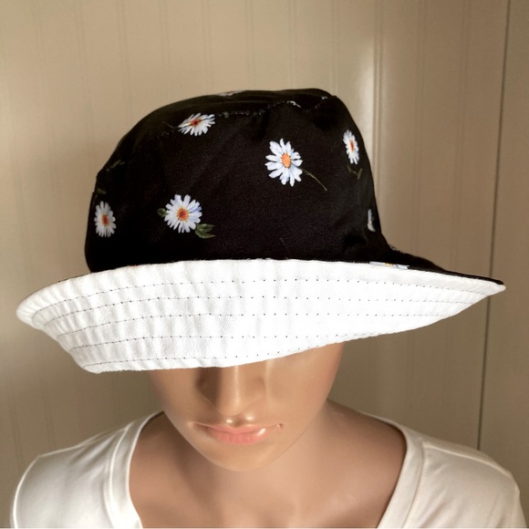 NWOT Alice + Olivia by Stacey Bendet Reversible Floral Hat. - Picture 4 of 14